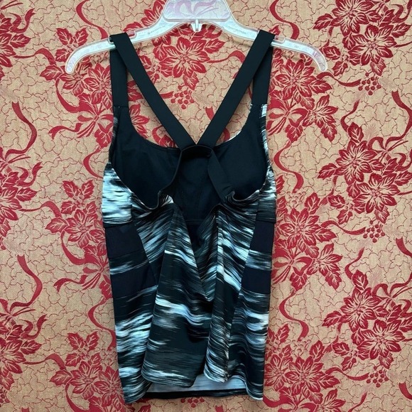 Nike Women's Blur V-Neck Tankini Size M Support Swim /Athletic Top Black White - Picture 11 of 12